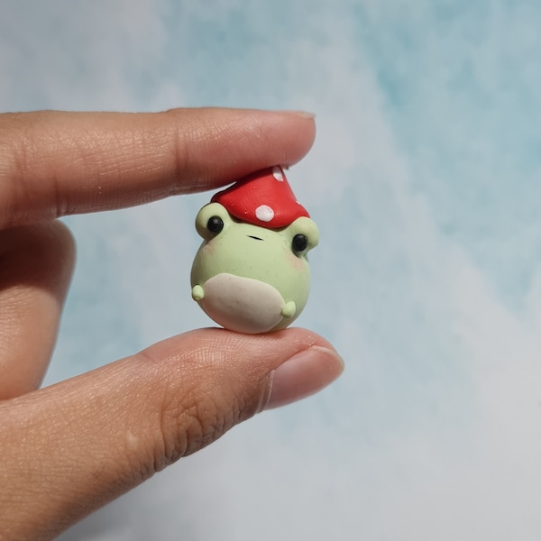 Adorable breloque/figurine en argile polymère grenouille avec chapeau champignon