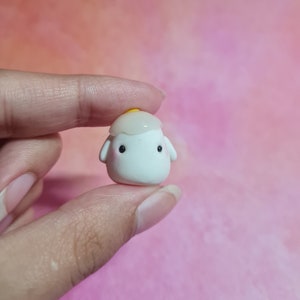 Figurine/breloque Eggy Buddy en pâte polymère