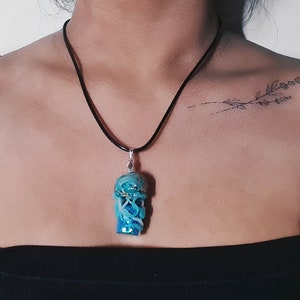 Blauer türkiser Stein Qualle auf Glitzerglas Anhänger, Polymer Clay