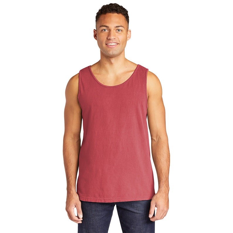 K&ouml;nnte beinhalten: Ein rotes &auml;rmelloses Tanktop aus weicher, komfortabler Baumwollmischung. Das Tanktop hat eine lockere Passform und einen runden Ausschnitt.