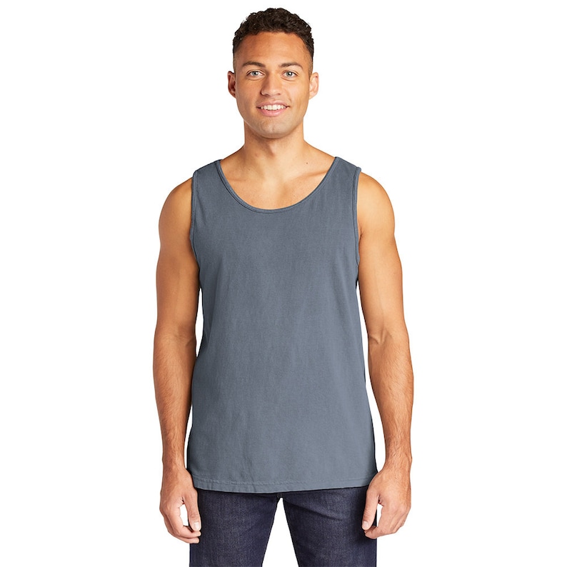 K&ouml;nnte beinhalten: Ein blaues &auml;rmelloses Shirt aus weichem, bequemem Stoff. Das Shirt hat eine lockere Passform und einen runden Ausschnitt.