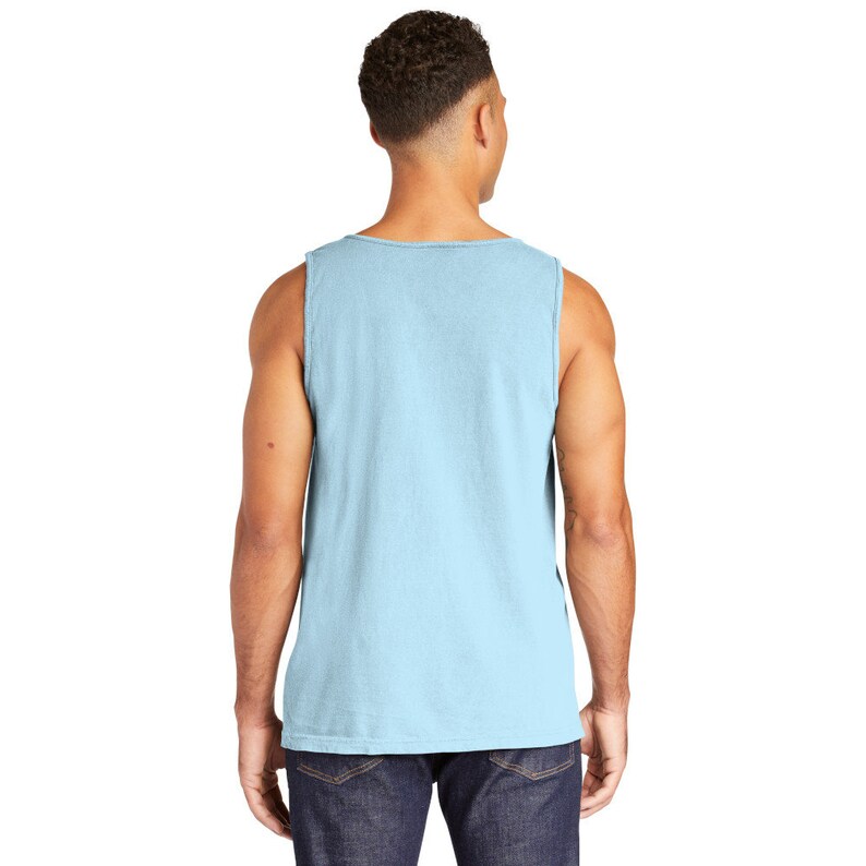 K&ouml;nnte beinhalten: Ein hellblaues &auml;rmelloses Shirt aus Baumwolle. Das Shirt hat eine lockere Passform und einen runden Ausschnitt.