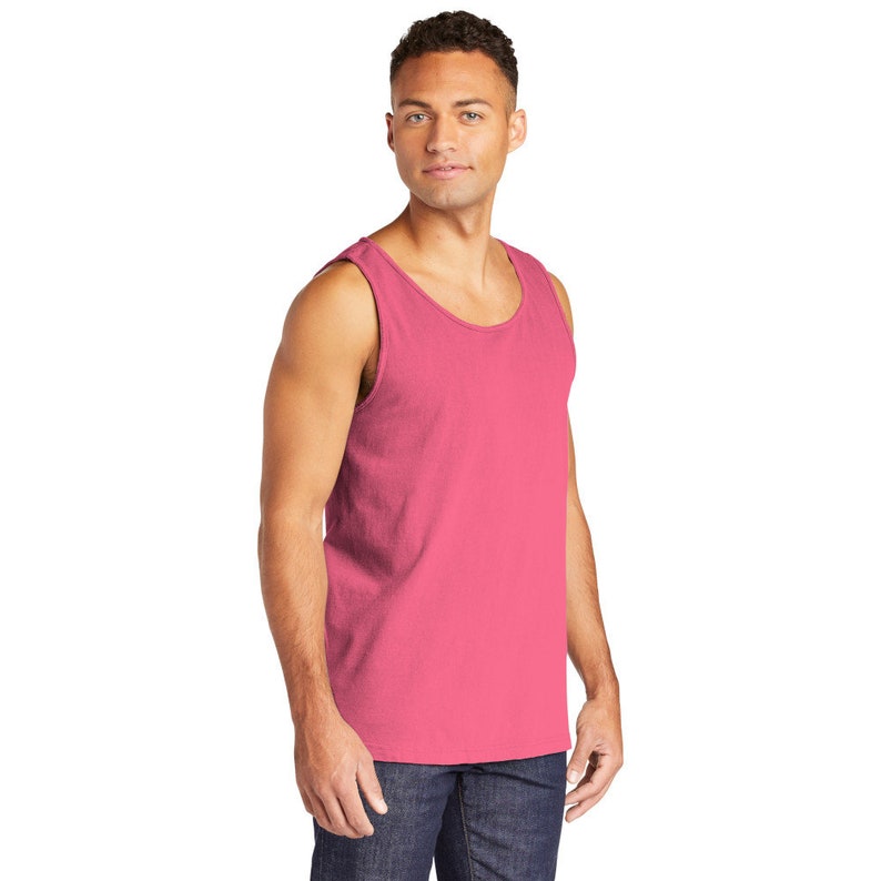 K&ouml;nnte beinhalten: Ein pinkfarbenes &auml;rmelloses Tanktop aus Baumwolle.