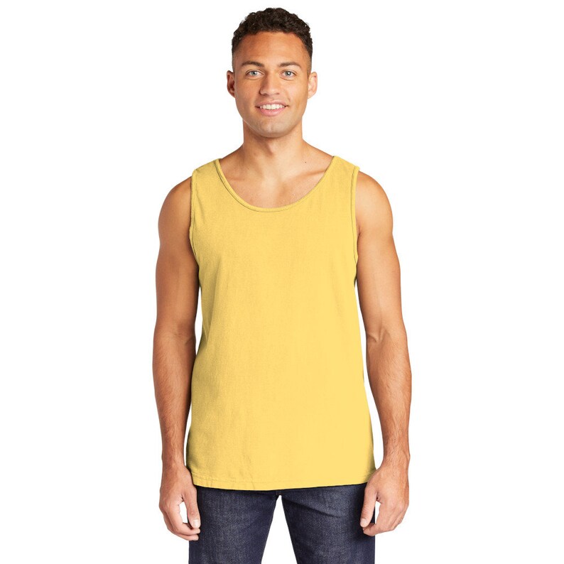 K&ouml;nnte beinhalten: Ein gelbes &auml;rmelloses Shirt aus weicher, komfortabler Baumwollmischung. Das Shirt hat eine lockere Passform und einen Rundhalsausschnitt.