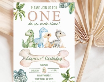 Könnte beinhalten: Eine Geburtstagseinladung mit Dinosaurier-Motiv. Die Einladung zeigt vier Cartoon-Dinosaurier in Grün, Blau und Beige. Der Text lautet "Please join us for ONE dino-mite time!" und "Liam's 1st Birthday" mit Datum und Ort.