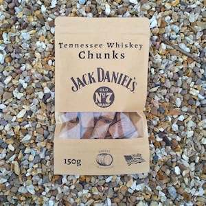 Op de afbeelding: Een bruine papieren zak met een label waarop "Tennessee Whiskey Chunks" staat en het Jack Daniel's logo. De zak bevat 150 g houtsnippers voor het roken van voedsel.