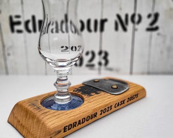 Portavasos de whisky escocés artesanal: bandeja única de duelas de barril para decoración de bares y coleccionistas.