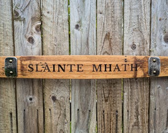 Letrero de pared personalizado hecho con duelas de barril de whisky / Nombre y fecha grabados / Decoración de bar en casa de roble escocés / Regalo único para inauguración de casa