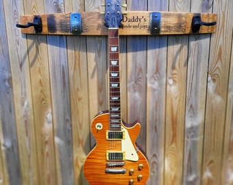 Perchero de pared para guitarra acústica y eléctrica, hecho a mano con madera de roble recuperado. Ideal como regalo para músicos.
