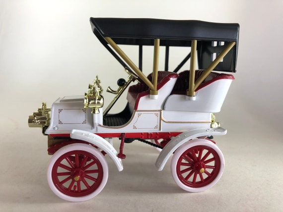 1904 Cadillac Model B In New Condition White Body Black Top Red Interior Made Exclusivetly For The National Motor Museum Mint In China
