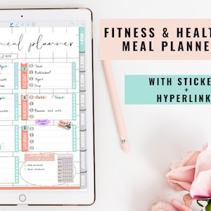 Puede incluir: Un planificador de comidas digital en la pantalla de una tableta con un esquema de color rosa y azul. El planificador incluye un plan de comidas semanal con espacio para siete d&iacute;as, una lista de la compra y notas de preparaci&oacute;n de comidas. El texto "meal planner" est&aacute; escrito en cursiva en la parte superior de la pantalla. El texto "FITNESS & HEALTHY MEAL PLANNER" est&aacute; escrito en texto negro sobre un fondo rosa en la parte superior derecha de la imagen. El texto "WITH STICKERS + HYPERLINKS" est&aacute; escrito en texto negro sobre un fondo azul claro debajo del texto rosa.