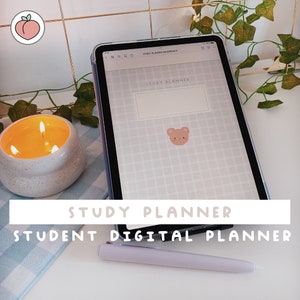 Puede incluir: Una aplicación de planificación de estudios digital abierta en una tableta con un fondo gris claro y un patrón de cuadrícula. La aplicación tiene el texto "STUDY PLANNER" en la parte superior y "STUDY PLANNED" en un cuadro debajo. Un pequeño icono de oso marrón está en el centro de la pantalla. La tableta está sobre una superficie blanca con un paño a cuadros azul y blanco y un portavelas de cerámica blanca con tres velas encendidas.