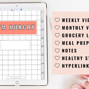 Puede incluir: Un planificador digital en la pantalla de una tableta con un dise&ntilde;o de cuadr&iacute;cula y el texto "I'm Hungry" en un cuadro rosa. El planificador tiene pesta&ntilde;as para la vista semanal, mensual, la lista de la compra, la preparaci&oacute;n de comidas y las notas. La imagen tambi&eacute;n incluye una lista de caracter&iacute;sticas, que incluyen la vista semanal, la vista mensual, la lista de la compra, la preparaci&oacute;n de comidas, las notas, las pegatinas saludables y los hiperv&iacute;nculos.