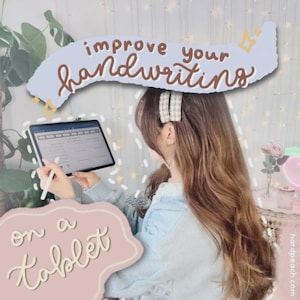 Può includere: Una persona tiene in mano un tablet con una penna, con il testo "improve your handwriting on a tablet". L'immagine ha un'estetica morbida e pastello con una combinazione di colori azzurro e rosa. La persona ha lunghi capelli castani.