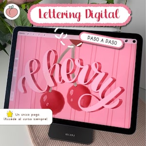 Puede incluir: Diseño de lettering digital en una tableta, con la palabra "Cherry" en fuente cursiva, con ilustraciones de cerezas. La tableta es rosa y tiene el texto "Lettering Digital" y "PASO A PASO". La tableta está sobre un soporte negro.