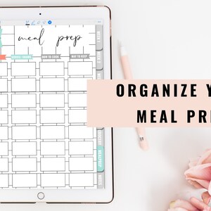 Puede incluir: Una tableta digital que muestra un planificador de preparaci&oacute;n de comidas con secciones para comida, porciones, c&oacute;mo cocinar y c&oacute;mo conservar. El planificador est&aacute; sobre una superficie blanca con un l&aacute;piz rosa y una rosa rosa.