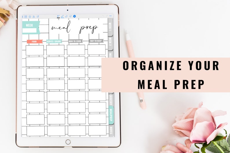Puede incluir: Una tableta digital que muestra un planificador de preparaci&oacute;n de comidas con secciones para comida, porciones, c&oacute;mo cocinar y c&oacute;mo conservar. El planificador est&aacute; sobre una superficie blanca con un l&aacute;piz rosa y una rosa rosa.