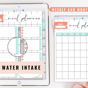 Puede incluir: Una aplicaci&oacute;n de planificador digital en la pantalla de una tableta con una vista semanal y mensual del planificador de comidas. El planificador tiene un fondo gris claro con un esquema de color rosa y azul. El texto "meal planner" est&aacute; escrito en cursiva negra. La vista semanal tiene secciones para el lunes, martes, mi&eacute;rcoles, jueves, viernes, s&aacute;bado y domingo. La vista mensual tiene una cuadr&iacute;cula con los d&iacute;as de la semana etiquetados en la parte superior. El texto "WITH WATER INTAKE" est&aacute; escrito en negro sobre un fondo rosa.