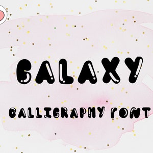 Puede incluir: Un fondo de acuarela rosa con purpurina dorada. La palabra "GALAXY" está escrita en negro, en una fuente de burbujas. Debajo de la palabra está el texto "CALLIGRAPHY FONT".