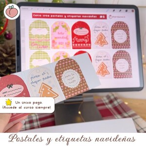 Puede incluir: Una tableta digital muestra diseños navideños para postales y etiquetas. Una hoja de etiquetas impresas se sostiene frente a la tableta. Las etiquetas presentan gráficos festivos, incluyendo hombres de jengibre y árboles de Navidad, con texto en español. El texto en la tableta dice "Copia crea postales y etiquetas navideñas".