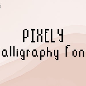 Puede incluir: Un estilo de fuente pixelado con el texto "PIXELY Calligraphy Font" en negro sobre un fondo rosa claro con un patrón de onda sutil.