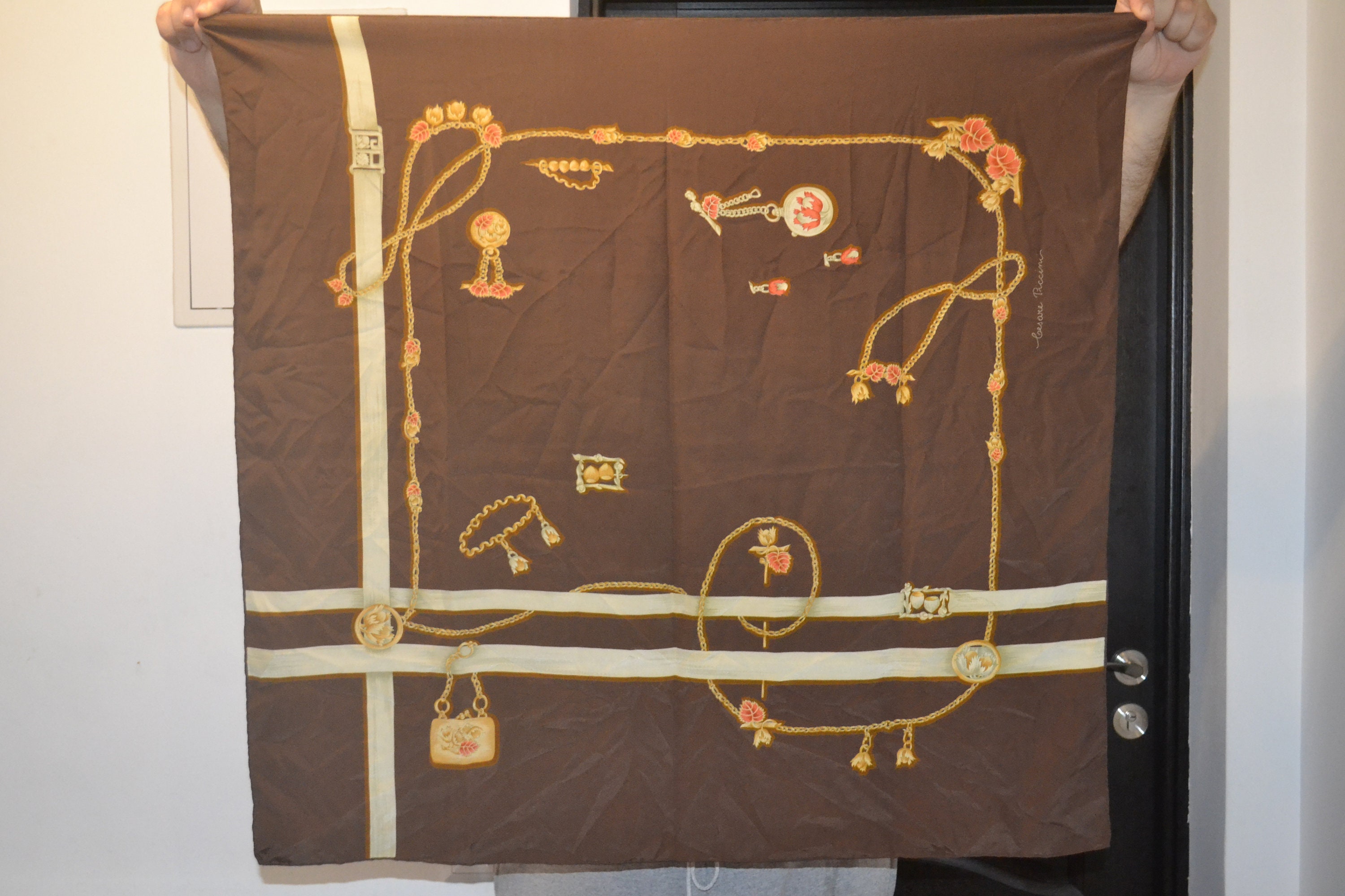 Foulard Vintage En Soie Cesare Piccini - 85 X 87 Cm - Couleur Beige, Occasion élégant