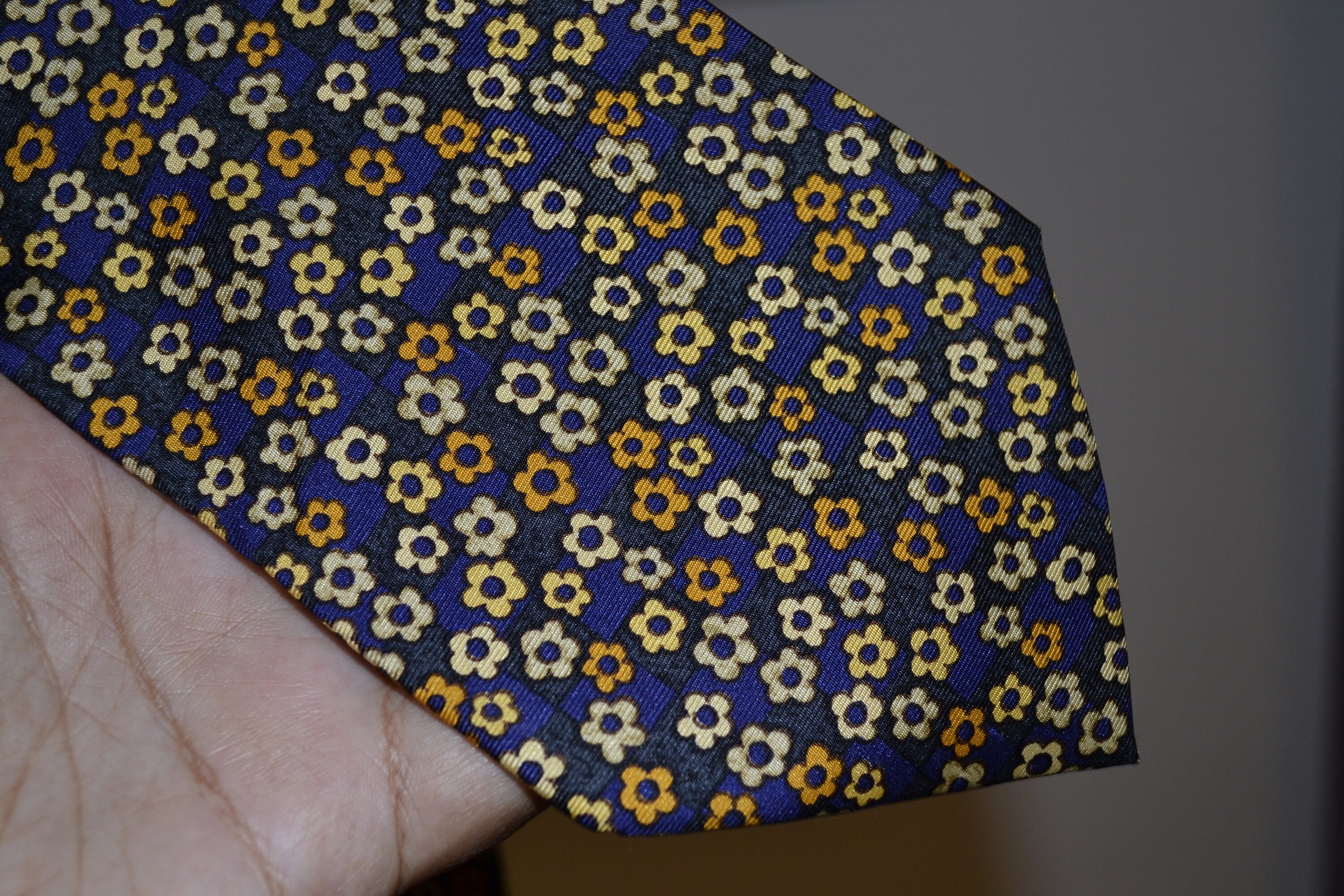 Cravate Ungaro 100% Soie - Fabriquée En Italie - Motif Géométrique Multicolore