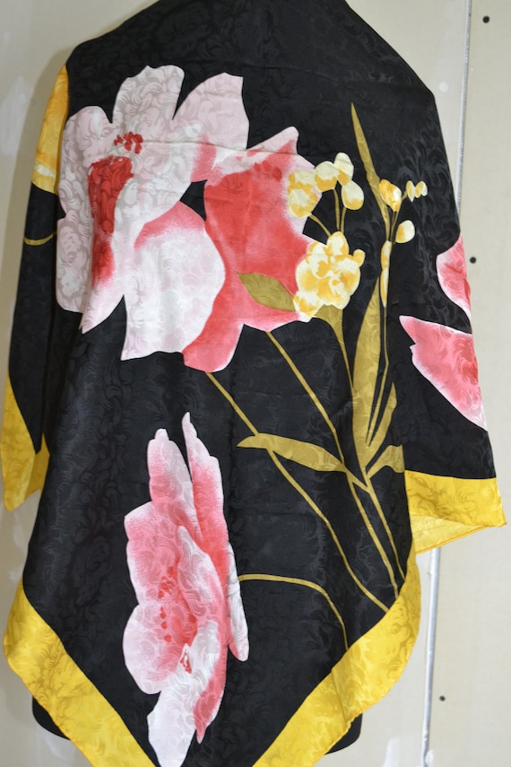 Foulard En Soie Pierre Baccara Noir Et Blanc - Occasion - Style Intemporel