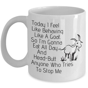 Puede incluir: Taza de caf&eacute; de cer&aacute;mica blanca con una ilustraci&oacute;n de cabra negra y texto que dice "Hoy me siento como comport&aacute;ndome como una cabra. As&iacute; que voy a comer todo el d&iacute;a y dar cabezazos a cualquiera que intente detenerme."