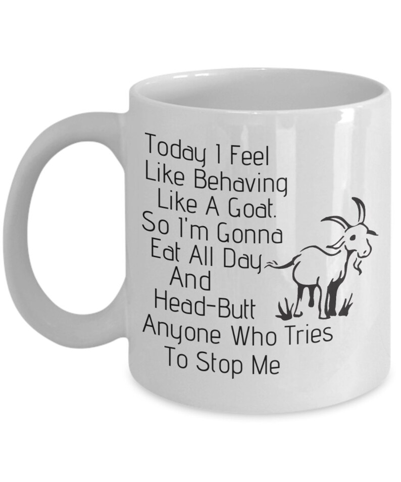 Puede incluir: Taza de caf&eacute; de cer&aacute;mica blanca con una ilustraci&oacute;n de cabra negra y texto que dice "Hoy me siento como comport&aacute;ndome como una cabra. As&iacute; que voy a comer todo el d&iacute;a y dar cabezazos a cualquiera que intente detenerme."