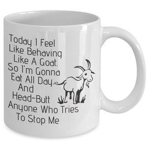 Puede incluir: Taza de caf&eacute; de cer&aacute;mica blanca con una ilustraci&oacute;n de cabra negra y texto que dice: "Hoy me siento como para comportarme como una cabra. As&iacute; que voy a comer todo el d&iacute;a y dar cabezazos a cualquiera que intente detenerme"