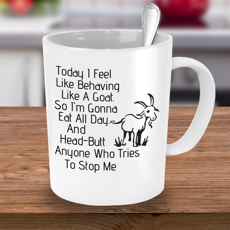 Puede incluir: Taza de caf&eacute; de cer&aacute;mica blanca con una ilustraci&oacute;n de cabra negra y texto que dice "Hoy me siento como una cabra. As&iacute; que voy a comer todo el d&iacute;a y dar cabezazos a cualquiera que intente detenerme."