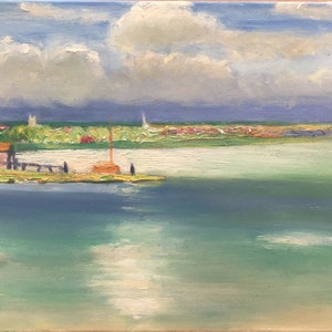 Puede incluir: Una pintura de un paisaje marítimo con un pequeño barco en primer plano y un pueblo en la distancia. El cielo es azul con nubes blancas y el agua es de color azul verdoso claro.
