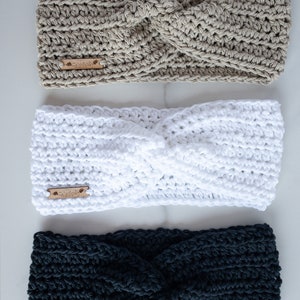 Peut inclure: Trois bandeaux en crochet de couleur beige, blanc et gris foncé. Chaque bandeau est orné d'une étiquette en bois avec le texte "The Crafty".