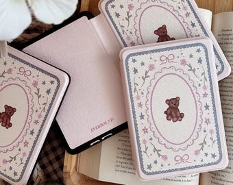 テディベア Kindle ケース | ハンドストラップ付きフローラル Paperwhite カバー