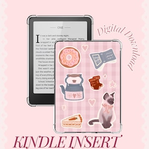 Puede incluir: Un inserto para Kindle con un diseño de descarga digital. El inserto muestra un lector digital con texto y una cubierta decorativa con ilustraciones de una rosquilla, un libro, una tetera, calcetines, un gato, un pastel y corazones. El texto "KINDLE INSERT" está en la parte inferior.
