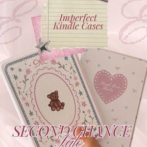 Könnte beinhalten: Zwei Kindle-Hüllen mit floralem und Teddybär-Design. Eine Hülle hat ein rosa Herz mit dem Text "Read More Books". Das Bild enthält auch den Text "Imperfect Kindle Cases" und "SECOND CHANCE Sale".