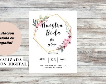 Puede incluir: Una invitación de boda blanca con el texto "Nuestra Boda" en un marco geométrico dorado, adornada con flores rosas y vegetación. La invitación incluye los nombres "Noe y Sara" y detalles del evento. Un círculo rosa con texto en español está a la izquierda.