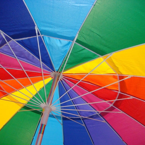 Parapluie coloré arc en ciel coloré LGBT pride mur art été heureux photo photographie photograohsrill vie sur la plage