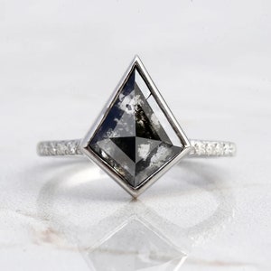 Anel de diamante de sal e pimenta, anel de noivado de diamante de pipa de cor cinza natural, anel de moldura de ouro 14k com diamante exclusivo, anel de aniversário para menina