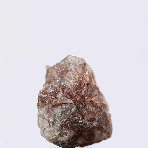 Diamante natural en bruto rojizo 0.5 cts