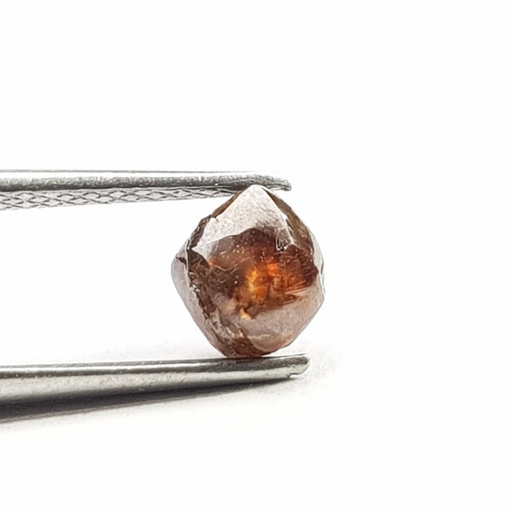 Diamante natural en bruto rojizo 0.5 cts