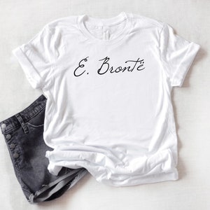 Puede incluir: Camiseta blanca con texto negro en cursiva que dice "E. Bront&euml;".