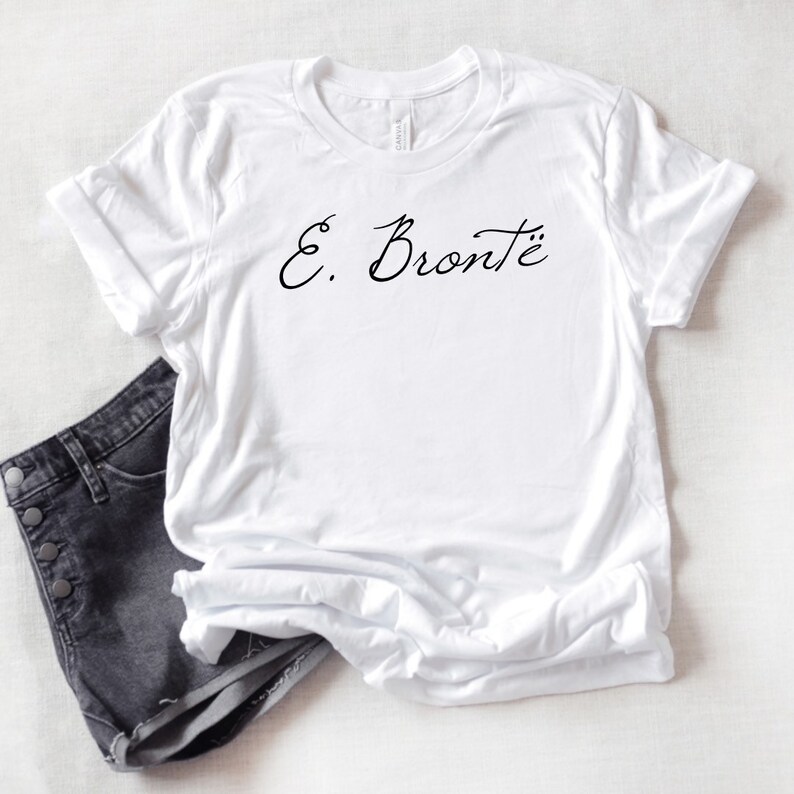 Puede incluir: Camiseta blanca con texto negro en cursiva que dice "E. Bront&euml;".