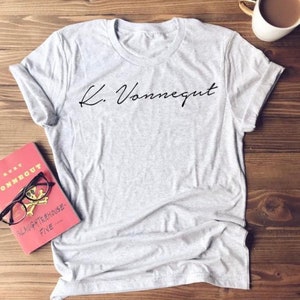 Kurt Vonnegut - Klassische Autor Unterschrift - Kurzärmeliges Unisex-T-Shirt