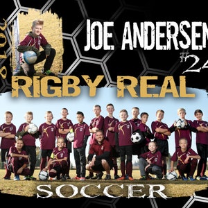 Pode incluir: Uma foto de equipe de futebol com o nome da equipe "Rigby Real" e o nome do jogador "Joe Andersen #24" em texto dourado sobre um fundo preto com um padrão de favo de mel. A equipe está vestindo camisas bordô com detalhes dourados e shorts pretos. A equipe está em pé em um campo gramado com um treinador no centro.