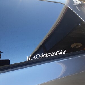Adesivo in vinile con scritta "Black is Beautiful"