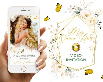 Puede incluir: Una invitación de video digital para una Quinceañera, con un marco geométrico dorado con flores blancas y mariposas. El texto "Mis Quince Años" se muestra en el centro del marco, con un icono de reproducción debajo. El texto "VIDEO INVITATION" se muestra debajo del botón de reproducción.
