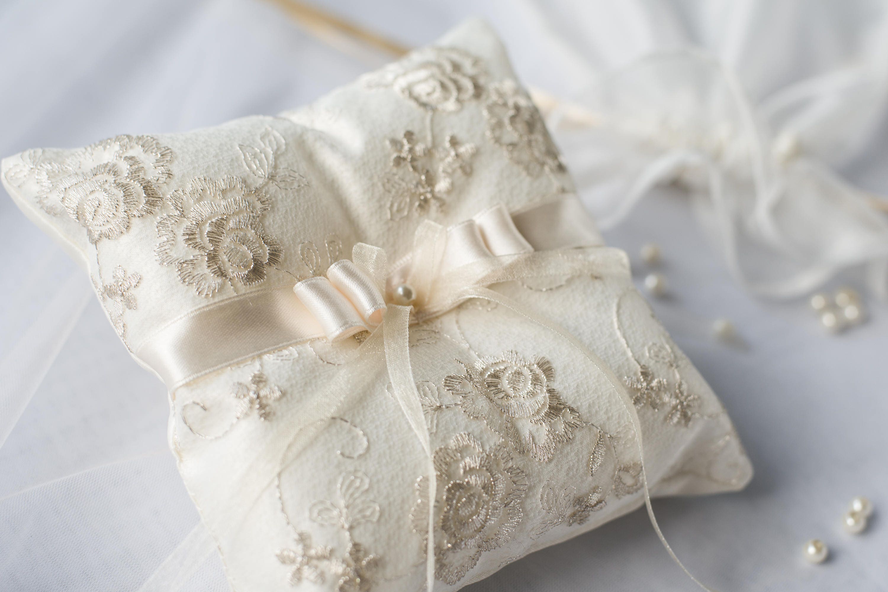 Porte-alliances De Mariage - Pack De 2 Coussins Blancs En Lin, Décorés Ruban Et Perles - Décoration De Cérémonie