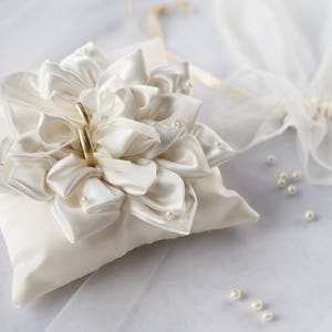 Beautiful ring pillow/Handmade ivory silk satin ring pillow/Beautiful wedding/Ring bearer pillow/Ring Cushion/Wedding gift/romantic style